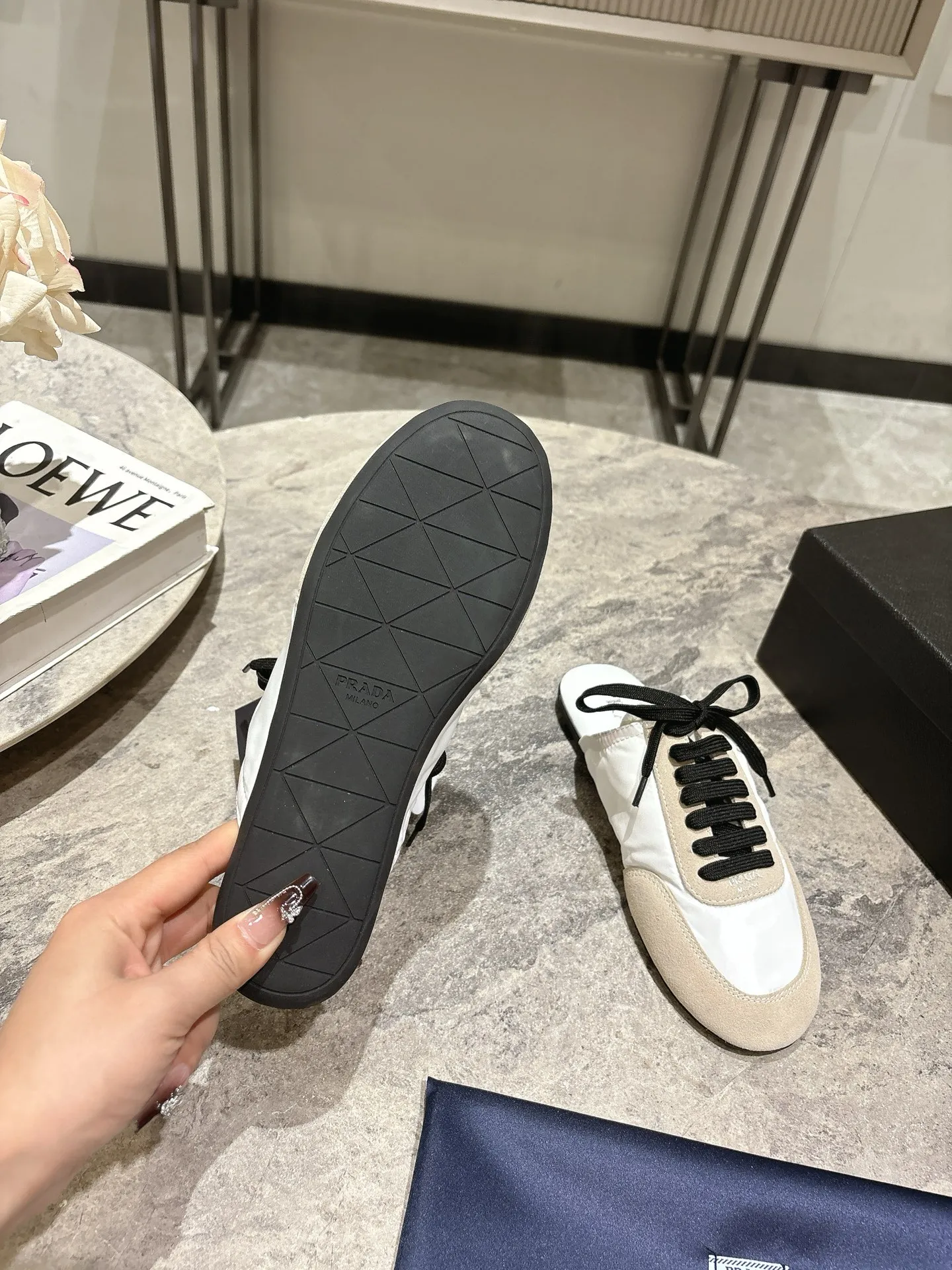 👟👟Ex-factory price 502👟👟 Prada Prada spring and summer show thin-soled moral training shoes for women. The 25ss show style item with the highest export rate. The suede upper has a texture, and the inner sheepskin is wrapped. It is soft and waxy. The insole is thickened with lambskin. It is extremely comfortable to step on, has a sense of support, and feels well wrapped. The shoe shape is full of wrapping, light, easy to wear and practical, a casual shoe, original molded rubber outsole Size: 35-39 (40 41 customized, non-refundable)